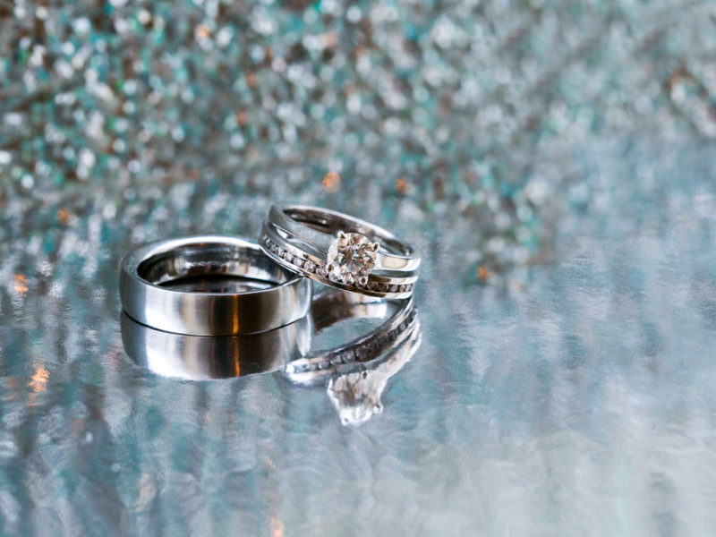 modern-wedding-rings-closeup